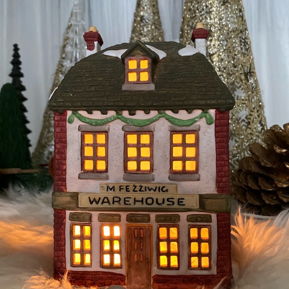 Vtg Dept 56 M FEZZIWIG WAREHOUSE! “Christmas Carol” Dicken’s series 1986 - Picture 3 of 17